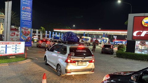 Kondisi rest area KM 57 dipadati kendaraan pemudik.  Foto: Fitra Andrianto/kumparan