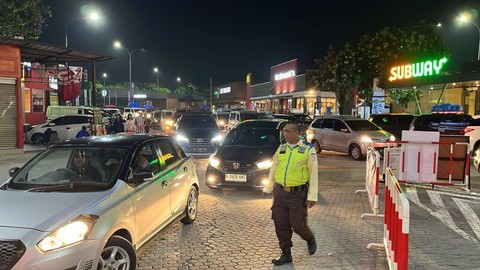 Kondisi rest area KM 57 dipadati kendaraan pemudik.  Foto: Fitra Andrianto/kumparan