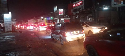 Jam 23.30 kemacetan di pintu tol cigombong masih terjadi, Jumat (5/4). Foto: kumparan