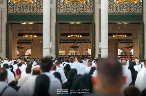 Jemaah hendak masuk ke bagian dalam Masjidil Haram, untuk mengikuti malam 27 Ramadan Foto: gph.gov.sa