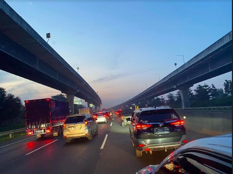 KM 39 Jakarta-Cikampek pada pukul 05.40 WIB, Sabtu (6./4/2024), mulai macet. Foto: Ainun Nabila/kumparan