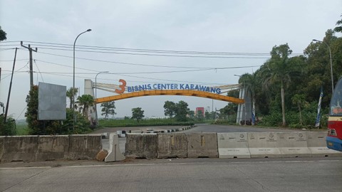 Jalur mudik pantura di Tanjungpura, Karawang, terpantau sepi pada Sabtu (6/4/2024) pagi. Foto: Agaton/kumparan