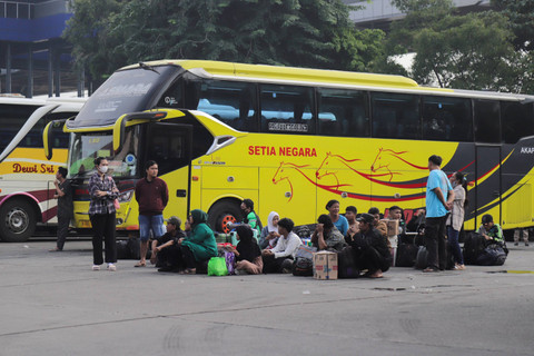 Calon penumpang menunggu waktu keberangkatan bus di Terminal Kampung Rambutan, Jakarta Timur  Sabtu (6/4/2024). Foto: Jamal Ramadhan/kumparan