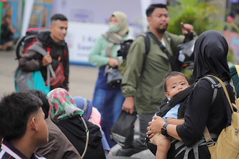 Calon penumpang menunggu waktu keberangkatan bus di Terminal Kampung Rambutan, Jakarta Timur  Sabtu (6/4/2024). Foto: Jamal Ramadhan/kumparan