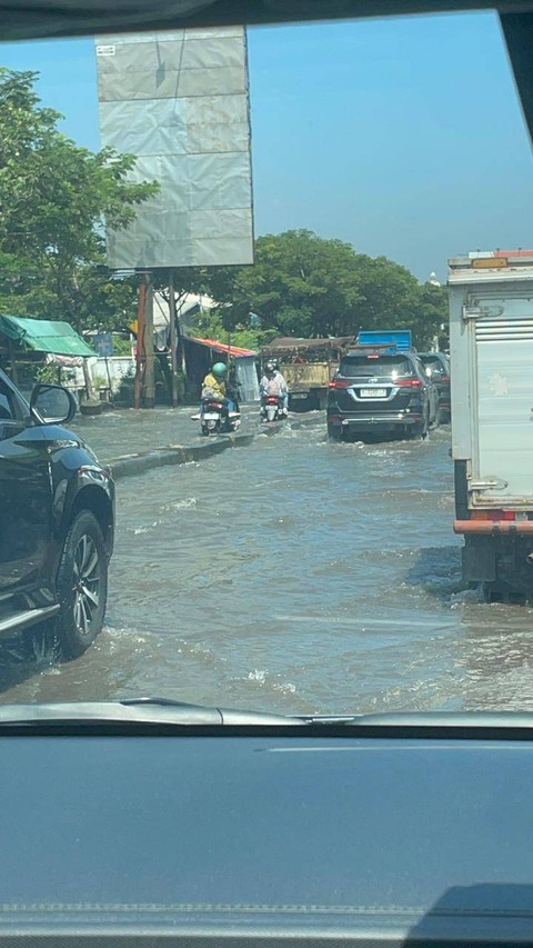 Banjir di depan Universitas Sultan Agung Semarang di Jalan Raya Semarang-Demak, Sabtu (6/4/2024). Foto: Dok. kumparan