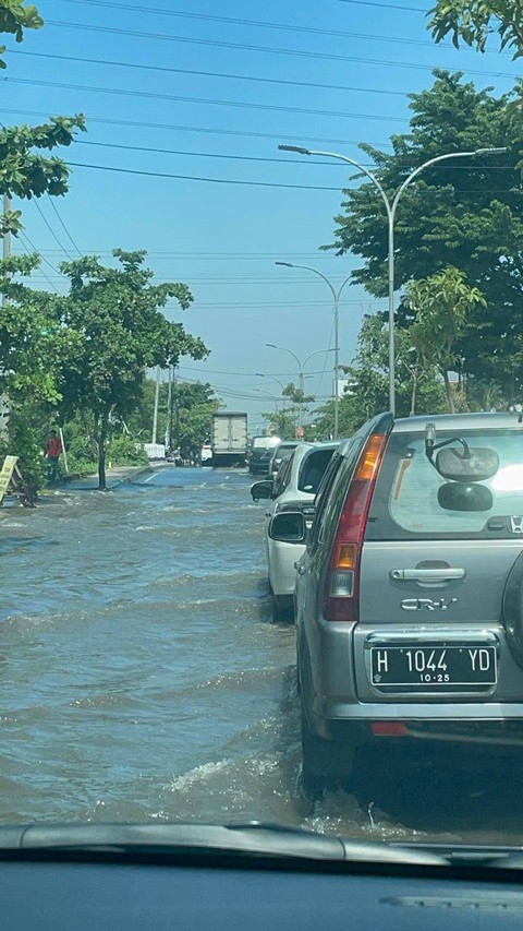 Banjir di depan Universitas Sultan Agung Semarang di Jalan Raya Semarang-Demak, Sabtu (6/4/2024). Foto: Dok. kumparan