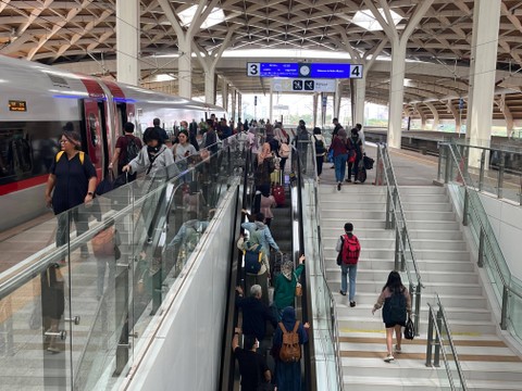 Suasana H-4 Lebaran di Stasiun Kereta Cepat Halim, Sabtu (6/4/2024). Foto: Tiara Hasna/kumparan