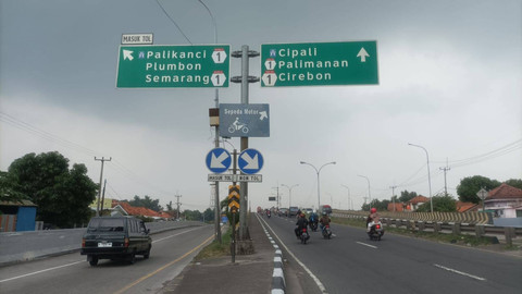 Situasi mudik roda dua di jalur pantura ruas Arjawinangun, Kabupaten Cirebon. Foto: Agaton Kenshanahan/kumparan