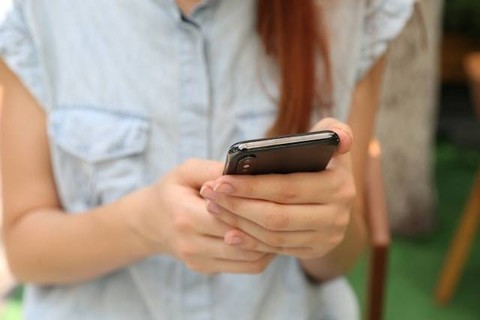 Ilustrasi cara cek resi kurir rekomendasi Tokopedia. Foto: Unsplash/Yura Fresh