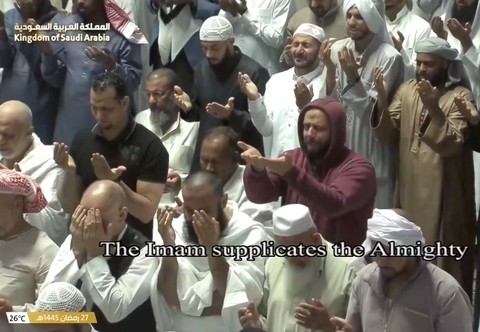 Jemaah mengangkat tangan saat doa Qunut dibacakan di salat Witir di Masjidil Haram, Makkah. Foto: Youtube @qurantvsa