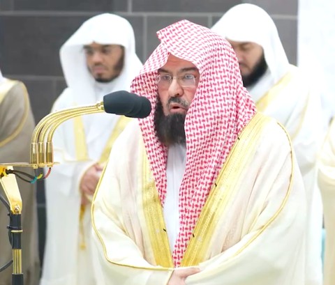 Syeikh Abdul Rahman Al-Sudais menjadi imam salat Tahajud dan Witir pada malam 27 Ramadan 1445 H/2024 di Masjidil Haram Foto: Dok. gph.gov.sa