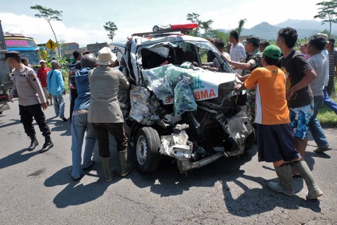 Warga mengevakuasi mobil ambulans yang mengalami kecelakaan di Mangunsari, Ngadirejo, Temanggung, Jawa Tengah, Sabtu (6/4/2024). Foto: Anis Efizudin/ANTARA FOTO
