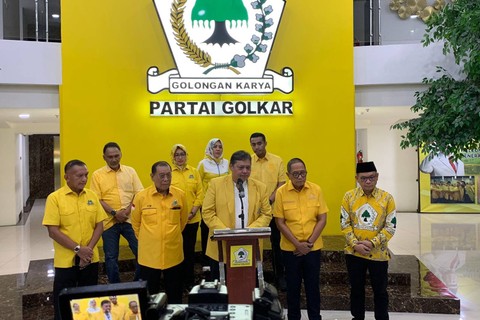 Preskon Ketum Golkar Airlangga Hartarto usai lakukan pengarahan kepada seluruh calon kepala daerah di pilkada 2024, Sabtu (6/4/2024). Foto: Paulina Herasmaranindar/kumparan