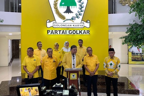 Preskon Ketum Golkar Airlangga Hartarto usai lakukan pengarahan kepada seluruh calon kepala daerah di pilkada 2024, Sabtu (6/4/2024). Foto: Paulina Herasmaranindar/kumparan