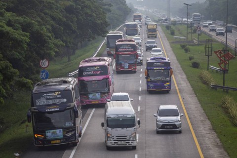 Kendaraan melintas dari arah Jakarta menuju Jawa tengah saat pemberlakuan sistem satu arah atau one way di jalan Tol Cipali, Palimanan, Cirebon, Jawa Barat, Sabtu (6/4/2024). Foto: Dedhez Anggara/Antara Foto