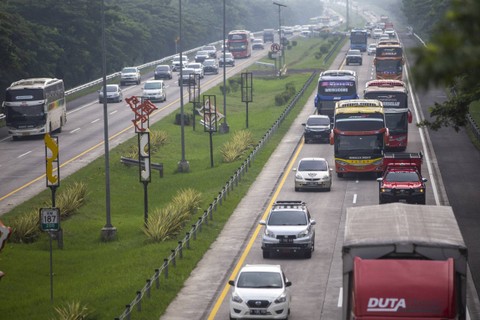 Kendaraan melintas dari arah Jakarta menuju Jawa tengah saat pemberlakuan sistem satu arah atau one way di jalan Tol Cipali, Palimanan, Cirebon, Jawa Barat, Sabtu (6/4/2024). Foto: Dedhez Anggara/Antara Foto