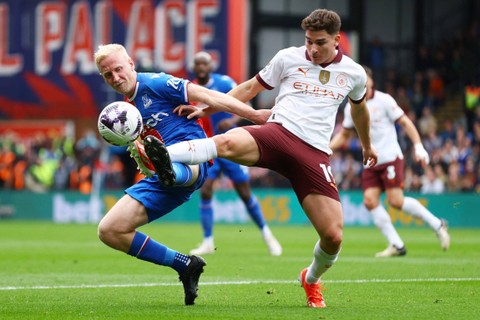 Will Hughes dari Crystal Palace beraksi dengan Julian Alvarez dari Manchester City di Selhurst Park, London, Inggris, Sabtu (6/4/2024). Foto: Action Images via Reuters/Matthew Childs