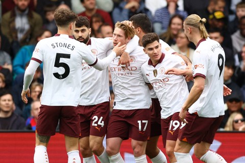 Pemain Manchester City Kevin De Bruyne merayakan mencetak gol pertama mereka bersama rekan setimnya di Selhurst Park, London, Inggris, Sabtu (6/4/2024). Foto: Action Images via Reuters/Matthew Childs