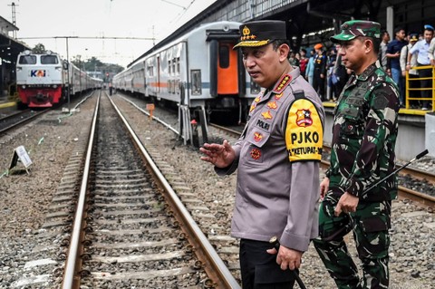 Kapolri Jenderal Pol Listyo Sigit Prabowo (kiri) bersama Panglima TNI Jenderal TNI Agus Subiyanto (kanan) berjalan melintasi rel kereta api saat meninjau arus mudik Lebaran di Stasiun Pasar Senen, Jakarta, Sabtu (6/4/2024). Foto: Erlangga Bregas Prakoso/ANTARA FOTO