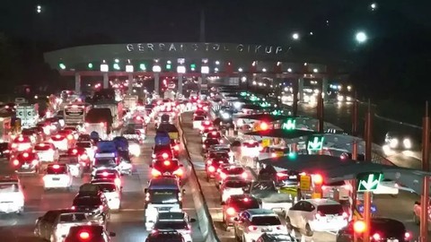 Sejumlah kendaraan roda empat memadati Gerbang Tol Cikupa, Jakarta-Merak untuk melakukan transaksi perjalanan mudik Lebaran 2024, Jumat (5/4/2024). Foto: Azmi Samsul Maarif/ANTARA