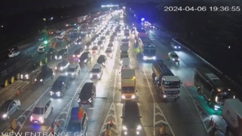 Suasana lalu lintas di Gerbang Tol Cikupa, Sabtu (6/4/2024). Foto: Dok. Astra Infra Toll