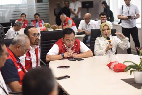 Direktur Utama PT Pertamina (Persero) Nicke Widyawati melaksanakan kunjungan kerja ke Aviation Fuel Terminal (AFT) Halim Perdanakusuma, Jakarta Timur, Jumat (5/4/2024). Foto: Dok. Pertamina