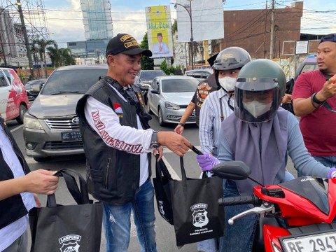 Polresta Bandar Lampung bersama bersama Harley Davidson Club Indonesia (HDCI) Pengurus Daerah (Pengda) Lampung berbagi takjil. | Foto: Sinta Yuliana/Lampung Geh