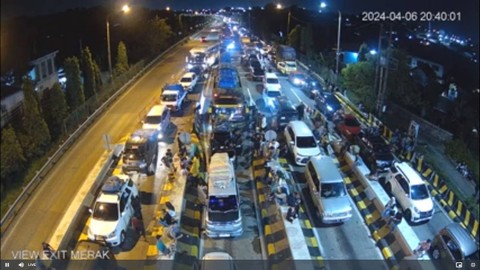 Kepadatan lalu lintas di Exit Tol Merak, Banten, Sabtu (6/4/2024). Foto: Dok. Astra Infra Toll