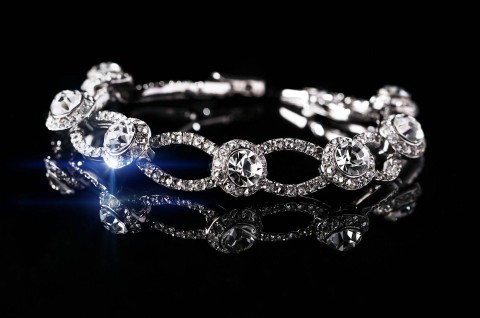 Ilustrasi Harga Gelang Pandora 2024, Sumber Unsplash Carlos Esteves
