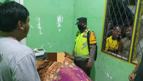 Polisi saat mengevakuasi gadis yang tewas usai minum racun ikan di Muba. (ist)