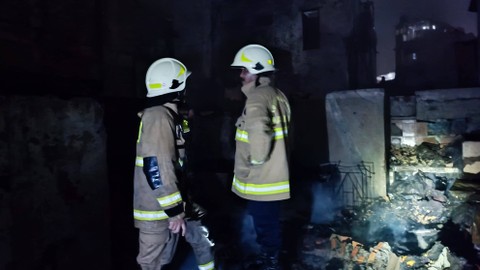 Suasana proses pendinginan kebakaran di Gambir, Jakarta Pusat, Sabtu (6/4/2024). Foto: Thomas Bosco/kumparan