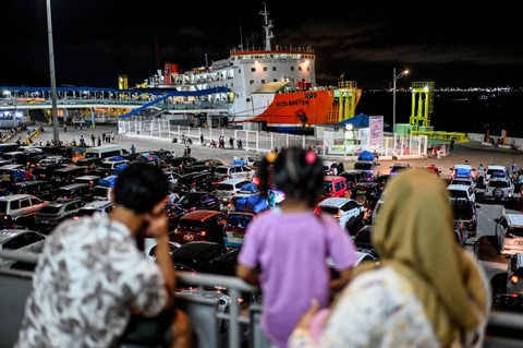 Pemudik menunggu antrean masuk ke dalam kapal di Pelabuhan Merak, Cilegon, Banten, Sabtu (6/4/2024). Foto: Rivan Awal Lingga/ANTARA FOTO