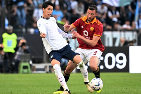 Daichi Kamada dari Lazio beraksi bersama Bryan Cristante dari AS Roma di Stadio Olimpico, Roma, Italia, Sabtu (6/4/2024). Foto: Alberto Lingria/Reuters