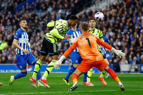 Pemain Arsenal Gabriel menyundul ke gawang Brighton & Hove Albion di The American Express Community Stadium, Brighton, Inggris, Sabtu (6/4/2024). Foto: Action Images via Reuters/Peter Cziborra