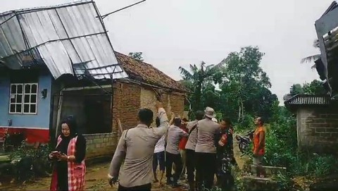 Puluhan rumah di Desa Toto Mulyo, Kecamatan Way Bungur, Lampung Timur mengalami kerusakan akibat diterjang angin puting beliung. | Foto: Dok Polres Lampung Timur