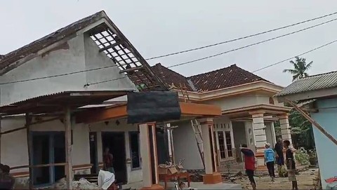Puluhan rumah di Desa Toto Mulyo, Kecamatan Way Bungur, Lampung Timur mengalami kerusakan akibat diterjang angin puting beliung. | Foto: Dok Polres Lampung Timur