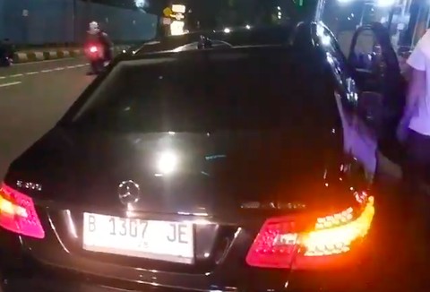 Mercy tabrak separator busway di Jalan Gatsu, Jaksel, Minggu (7/4/2024). Foto: TMC Polda Metro Jaya