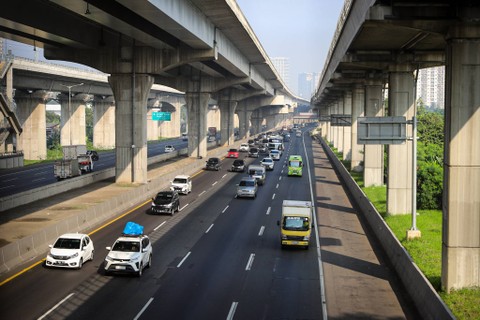 Sejumlah kendaraan melintasi KM 13 Tol Jakarta-Cikampek di Bekasi, Minggu (7/4/2024). Foto: Iqbal Firdaus/kumparan