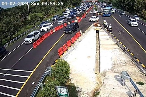 Polisi mengurai kemacetan kendaraan menuju jalur B Tol Cipali KM 87, Minggu (7/4/2024).  Foto: Astra Infra Tol Cipali