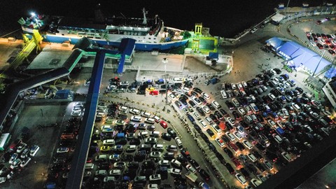 Foto udara kendaraan calon pemudik menunggu antrean di Pelabuhan Merak, Cilegon, Banten, Minggu (7/4/2024). Foto: Rivan Awal Lingga/ANTARA FOTO