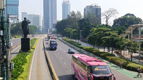Suasana lalu lintas di Jalan Jenderal Sudirman, Jakarta, Minggu (7/4/2024). Foto: Zamachsyari/kumparan