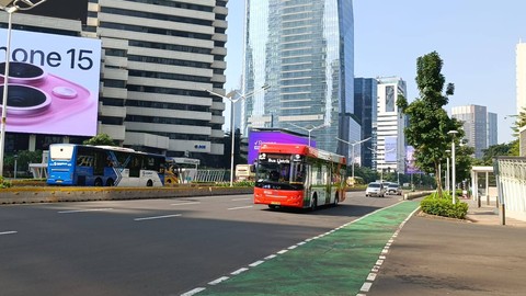 Suasana lalu lintas di Jalan Jenderal Sudirman, Jakarta, Minggu (7/4/2024). Foto: Zamachsyari/kumparan