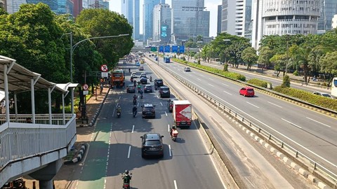 Suasana lalu lintas di Jalan MH Thamrin, Jakarta, Minggu (7/4/2024). Foto: Zamachsyari/kumparan