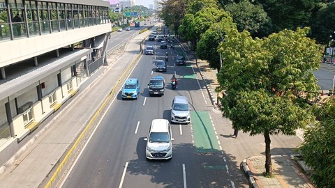 Suasana lalu lintas di Jalan MH Thamrin, Jakarta, Minggu (7/4/2024). Foto: Zamachsyari/kumparan