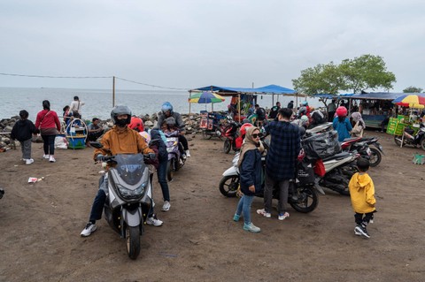 Sejumlah pemudik sepeda motor beristirahat di Pantai Mbong di jalan raya Pantura, Indramayu, Jawa Barat, Sabtu (6/4/2024). Foto: Bayu Pratama S/ANTARA FOTO