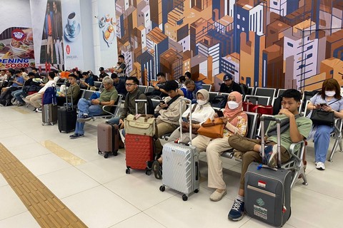 Suasana keramaian mudik di Whoosh Halim, Jakarta, Minggu (7/4/2024). Foto: Ainun Nabila/kumparan
