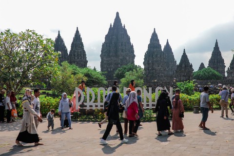 Suasana Candi Prambanan saat dikunjungi wisatawan saat libur Lebaran. Foto: InJourney