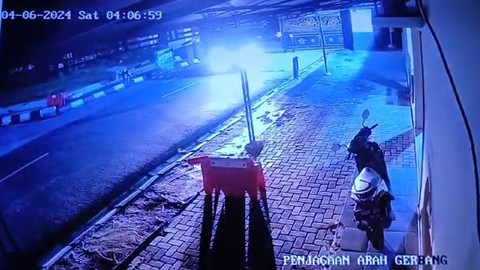 Rekaman CCTV anggota Polda Lampung ditembak orang dari dalam mobil di depan Mako Polda Lampung. Foto: Dok. Istimewa