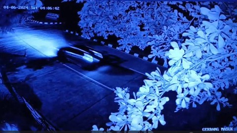 Rekaman CCTV anggota Polda Lampung ditembak orang dari dalam mobil di depan Mako Polda Lampung. Foto: Dok. Istimewa