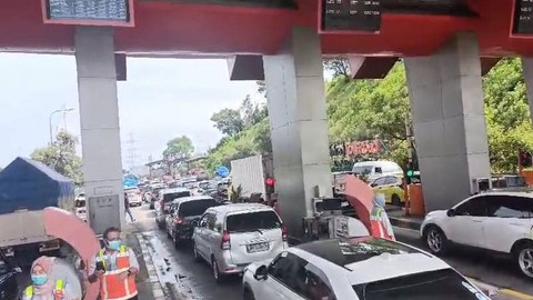 Antrean kendaraan pemudik di Tol Merak, Banten, Minggu (7/4/2024). Foto: kumparan